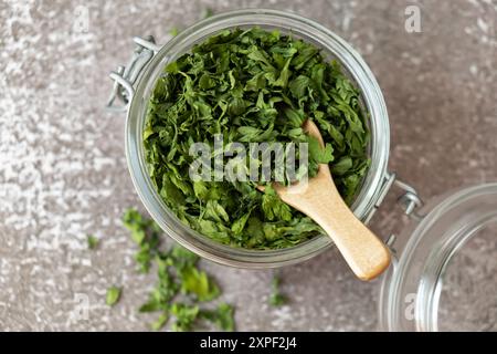 Ingrediente adattogeno del prezzemolo verde fresco e secco. Erboristeria mangiare sano. Cibo prebiotico superfood. Erbe biologiche coltivate in casa sostenibili Foto Stock