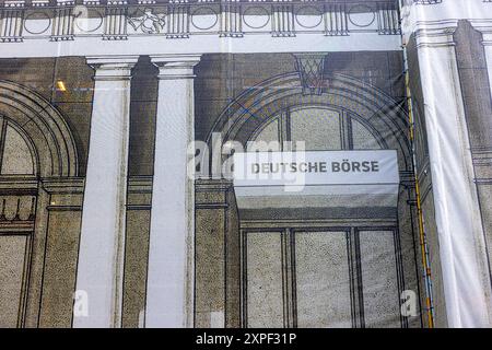 6 agosto 2024, Assia, Francoforte sul meno: La Borsa di Francoforte è un cantiere, solo il toro e l'orso sono ancora in piedi fermamente di fronte all'edificio della borsa e al mercato azionario globale instabile. Foto: Helmut Fricke/dpa Foto Stock