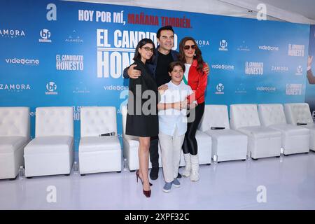 Conferenza stampa di El Candidato Honesto L-R Paola Ramones, Adrian Uribe, Leonardo Herrera e Mariana Seoane hanno posato per le foto durante una conferenza stampa per promuovere il film El Candidato Honesto a Videocine. Il 5 agosto 2024 a città del Messico, Messico. Città del Messico CDMX Messico Copyright: XYamakxPereax Foto Stock