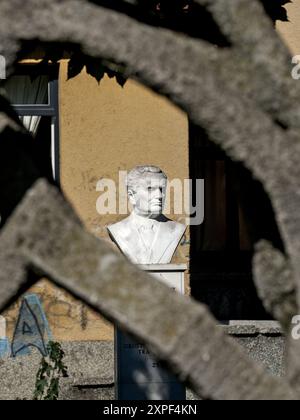 Travnik, Bosnia ed Erzegovina - agosto 2023: Josip Broz Tito Bust nel parco dietro il museo ('Zavičajni muzej'). Foto Stock