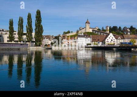 Sciaffusa, Svizzera: Riflesso della fortezza medievale di Munot che si affaccia sulla città vecchia di Sciaffusa sul fiume Reno in una soleggiata giornata estiva a eas Foto Stock