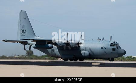 A U.S. Air Force EC-130H Compass Call Aircraft Taxis on the flightline presso Davis-Monthan Air Force base, Ariz., 18 luglio 2024. Foto Stock