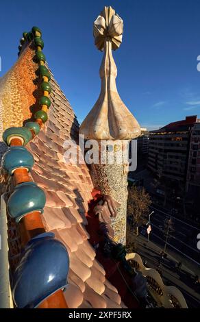 Sul tetto di Casa Batllo, Barcellona Foto Stock