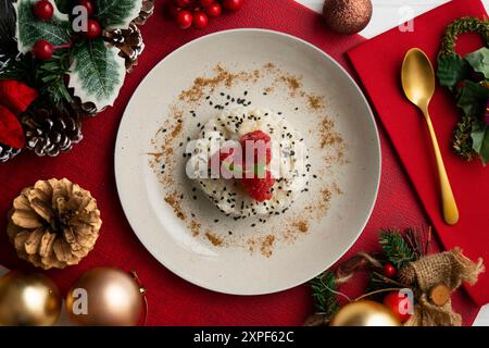 Delizioso riso tailandese appiccicoso con frutta fresca su un tavolo con decorazioni natalizie. Foto Stock