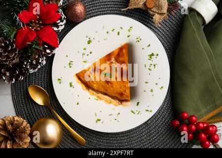 Delizioso pezzo di torta di zucca americana con vista dall'alto su un tavolo con decorazioni natalizie. Foto Stock