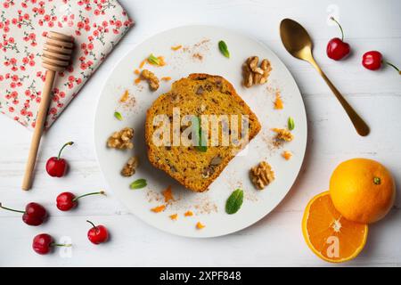 Delizioso pezzo di torta di carote con noci Foto Stock