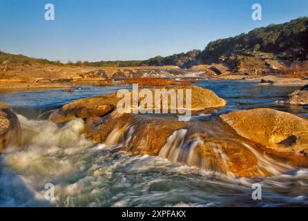 Rapide sul canale del fiume Pedernales, vicino al tramonto, Pedernales Falls State Park, Hill Country, Texas, Stati Uniti Foto Stock