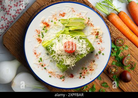 Patate al forno con spinaci, besciamella e formaggio. Foto Stock