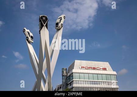 Porscheplatz, Stoccarda Zuffenhausen mit Porsche Museum und Hauptverwaltung. Kunstwerk Inspiration 911 von Gerry Judah am Porscheplatz: drei Stelen, die in bis zu 24 Metern Höhe je einen Porsche 911 präsentieren. // 03.08.2024: Stoccarda, Baden-Württemberg, Deutschland *** Porscheplatz, Stoccarda Zuffenhausen con il Museo Porsche e il quartier generale opere d'arte ispirazione 911 di Gerry Judah su Porscheplatz tre stele, ognuna delle quali presenta una Porsche 911 ad un'altezza massima di 24 metri 03 08 2024 Stoccarda, Baden Württemberg, Germania Foto Stock