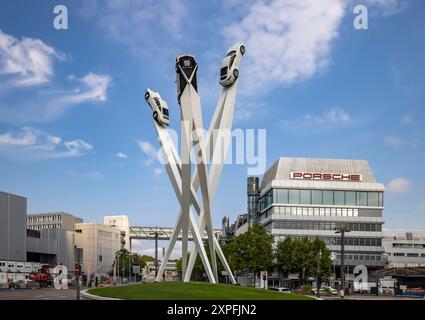 Porscheplatz, Stoccarda Zuffenhausen mit Porsche Museum und Hauptverwaltung. Kunstwerk Inspiration 911 von Gerry Judah am Porscheplatz: drei Stelen, die in bis zu 24 Metern Höhe je einen Porsche 911 präsentieren. // 03.08.2024: Stoccarda, Baden-Württemberg, Deutschland *** Porscheplatz, Stoccarda Zuffenhausen con il Museo Porsche e il quartier generale opere d'arte ispirazione 911 di Gerry Judah su Porscheplatz tre stele, ognuna delle quali presenta una Porsche 911 ad un'altezza massima di 24 metri 03 08 2024 Stoccarda, Baden Württemberg, Germania Foto Stock