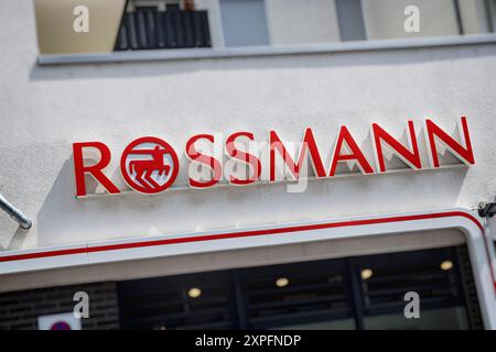 Drogeriemarkt der Marke Rossmann. Eingang und Logo. // 03.08.2024: Stoccarda, Baden-Württemberg, Deutschland *** farmacia a marchio Rossmann ingresso e logo 03 08 2024 Stoccarda, Baden Württemberg, Germania Foto Stock