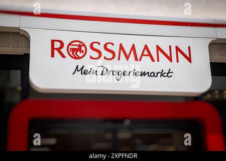Drogeriemarkt der Marke Rossmann. Eingang und Logo. // 03.08.2024: Stoccarda, Baden-Württemberg, Deutschland *** farmacia a marchio Rossmann ingresso e logo 03 08 2024 Stoccarda, Baden Württemberg, Germania Foto Stock