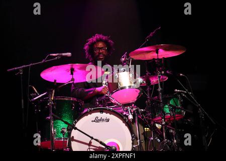 Ahmir Khalib Thompson alias Questlove von der Band The Roots bei einem Konzert in der Uber Eats Music Hall a Berlino, 5. Agosto 2024. The Roots Konzert Berlin *** Ahmir Khalib Thompson aka Questlove dalla band The Roots in un concerto alla Uber Eats Music Hall di Berlino, 5 agosto 2024 The Roots Concert Berlin Foto Stock