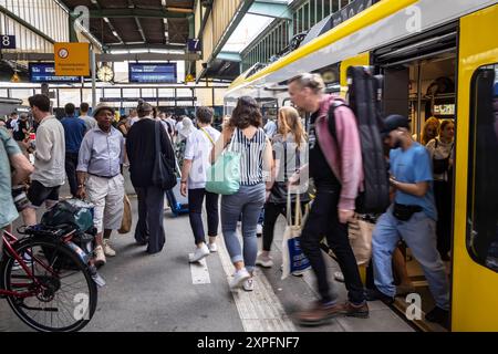 Hauptbahnhof Stuttgart mit Regionalzug. Reisende am Bahnsteig. // 03.08.2024: Stoccarda, Baden-Württemberg, Deutschland *** stazione centrale di Stoccarda con passeggeri dei treni regionali sul binario 03 08 2024 Stoccarda, Baden Württemberg, Germania Foto Stock