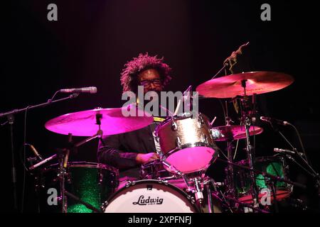 Ahmir Khalib Thompson alias Questlove von der Band The Roots bei einem Konzert in der Uber Eats Music Hall a Berlino, 5. Agosto 2024. The Roots Konzert Berlin *** Ahmir Khalib Thompson aka Questlove dalla band The Roots in un concerto alla Uber Eats Music Hall di Berlino, 5 agosto 2024 The Roots Concert Berlin Foto Stock