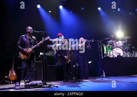 Capitano Kirk Douglas, Raymond Angry, Ian Hendrickson-Smith, Dave Guy und Ahmir Khalib Thompson alias Questlove, v.l., von der Band The Roots bei einem Konzert in der Uber Eats Music Hall a Berlino, 5. Agosto 2024. The Roots Konzert Berlin *** Captain Kirk Douglas, Raymond Angry, Ian Hendrickson Smith, Dave Guy e Ahmir Khalib Thompson aka Questlove, da sinistra, dalla band The Roots in un concerto alla Uber Eats Music Hall di Berlino, 5 agosto 2024 The Roots Concert Berlin Foto Stock