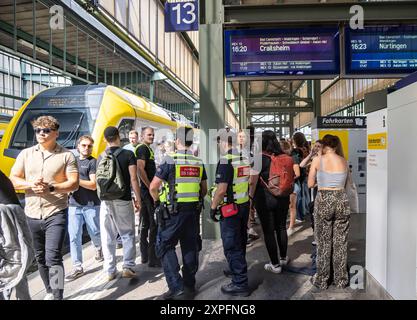 Hauptbahnhof Stuttgart mit Regionalzug. Reisende am Bahnsteig. // 03.08.2024: Stoccarda, Baden-Württemberg, Deutschland *** stazione centrale di Stoccarda con passeggeri dei treni regionali sul binario 03 08 2024 Stoccarda, Baden Württemberg, Germania Foto Stock