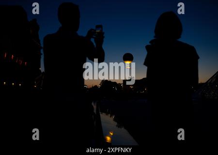 Parigi, Francia. 5 agosto 2024. Il calderone olimpico è appeso sotto una mongolfiera e si vede durante i Giochi olimpici di Parigi, in Francia, il 5 agosto 2024. Crediti: Ondrej Deml/CTK Photo/Alamy Live News Foto Stock