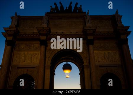 Parigi, Francia. 5 agosto 2024. Il calderone olimpico è appeso sotto una mongolfiera e si vede durante i Giochi olimpici di Parigi, in Francia, il 5 agosto 2024. Crediti: Ondrej Deml/CTK Photo/Alamy Live News Foto Stock