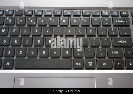 Terengganu, Malesia - 23 agosto 2024 : primo piano della struttura nera grigia della tastiera per laptop Foto Stock