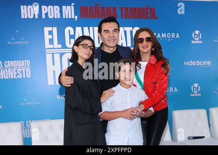 Città del Messico, Messico. 5 agosto 2024. (L-R) Paola Ramones, Adrian Uribe, Leonardo Herrera e Mariana Seoane stanno posare per le foto durante una conferenza stampa per promuovere il film "El Candidato Honesto" a Videocine a città del Messico, Messico, il 5 agosto 2024. (Foto di Yamak Perea/Eyepix Group) (foto di Eyepix/NurPhoto) crediti: NurPhoto SRL/Alamy Live News Foto Stock