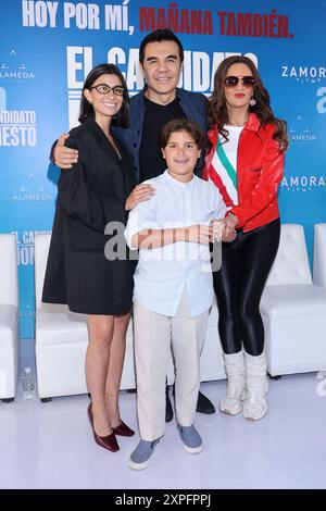 Città del Messico, Messico. 5 agosto 2024. (L-R) Paola Ramones, Adrian Uribe, Leonardo Herrera e Mariana Seoane stanno posare per le foto durante una conferenza stampa per promuovere il film "El Candidato Honesto" a Videocine a città del Messico, Messico, il 5 agosto 2024. (Foto di Yamak Perea/Eyepix Group) (foto di Eyepix/NurPhoto) crediti: NurPhoto SRL/Alamy Live News Foto Stock