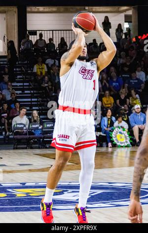 Edmonton, Canada. 4 agosto 2024. Malcolm Duvivier di Calgary spara 3 punti nella semifinale della Western Division nel 2024 CEBL tra Calgary Surge e Edmonton Stingers. Calgary Surge (11-9) 78:69 Edmonton Stingers (13-7) (foto di Ron Palmer/SOPA Images/Sipa USA) crediti: SIPA USA/Alamy Live News Foto Stock