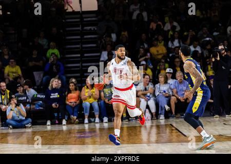 Edmonton, Canada. 4 agosto 2024. Adika Peter-McNeilly (R) di Edmonton Stinger difende contro Malcolm Duvivier (L) di Calgary Surge nella semifinale della Western Division nel 2024 azione CEBL contro il Calgary Surge. Calgary Surge (11-9) 78:69 Edmonton Stingers (13-7) (foto di Ron Palmer/SOPA Images/Sipa USA) crediti: SIPA USA/Alamy Live News Foto Stock