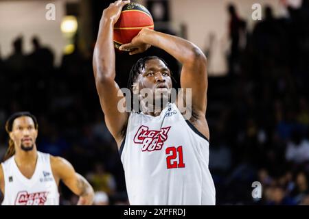 Edmonton, Canada. 4 agosto 2024. Jordy Tshimanga di Calgary spara un tiro libero dopo essere stato inflitto nella semifinale Western Dvision del 2024 CEBL tra Calgary Surge e Edmonton Stingers. Calgary Surge (11-9) 78:69 Edmonton Stingers (13-7) (foto di Ron Palmer/SOPA Images/Sipa USA) crediti: SIPA USA/Alamy Live News Foto Stock