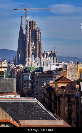 Vista della città dal tetto di Casa Mila ( la Pedrera ), Barcellona, Spagna Foto Stock