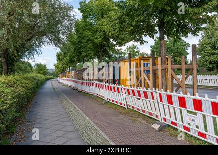 Germania Berlino 5 agosto 2024 Una sezione chiusa della strada durante i lavori di riparazione. Lavori di riparazione stradale in città. Foto Stock