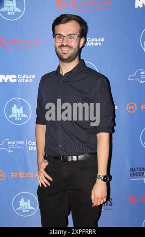 Il Festival of Cinema NYC mette in scena il suo primo Red carpet del festival cinematografico di quest'anno lunedì 5 agosto 2024 a New York, USA, celebrando le sue opere con la Make A Film Foundation al teatro Regal ua Midway di Forest Hills, Queens, con ospiti speciali e membri della giuria, Seth Gilliam (The Walking Dead) e Kevin Corrigan (IL RE DI STATEN ISLAND, THE DEPARTED). FOC NYC presenta registi, stelle e soggetti cinematografici di diversi film presentati al festival. (Foto di Thenews2/NurPhoto) crediti: NurPhoto SRL/Alamy Live News Foto Stock