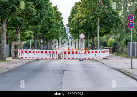 La strada è bloccata da una recinzione e da semafori durante i lavori stradali. Lavori stradali in città. Foto Stock