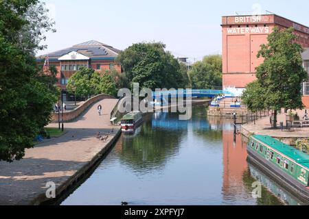 Barca lungo il canale ormeggiata nel centro di Nottingham Foto Stock