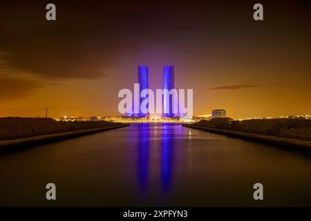 Plaza Tower Lusail Boulevard con tramonto sull'Arco Bridge Foto Stock