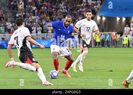 Decines Charpieu, Francia. 5 agosto 2024. Alexandre Lacazette (Francia), calcio, semifinale maschile tra Francia ed Egitto durante i Giochi Olimpici di Parigi 2024 il 5 agosto 2024 allo stadio Groupama di Decines-Charpieu vicino a Lione, Francia - foto Frederic Chambert/Panoramic/DPPI Media Credit: DPPI Media/Alamy Live News Foto Stock