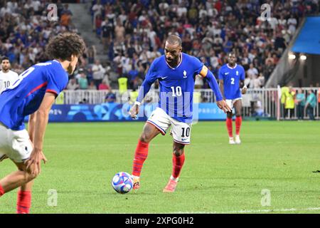 Decines Charpieu, Francia. 5 agosto 2024. Alexandre Lacazette (Francia), calcio, semifinale maschile tra Francia ed Egitto durante i Giochi Olimpici di Parigi 2024 il 5 agosto 2024 allo stadio Groupama di Decines-Charpieu vicino a Lione, Francia - foto Frederic Chambert/Panoramic/DPPI Media Credit: DPPI Media/Alamy Live News Foto Stock