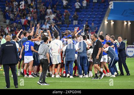 Decines Charpieu, Francia. 5 agosto 2024. I giocatori francesi celebrano a tempo pieno il calcio, la semifinale maschile tra Francia ed Egitto durante i Giochi Olimpici di Parigi 2024 il 5 agosto 2024 allo stadio Groupama di Decines-Charpieu vicino a Lione, Francia - foto Frederic Chambert/Panoramic/DPPI Media Credit: DPPI Media/Alamy Live News Foto Stock