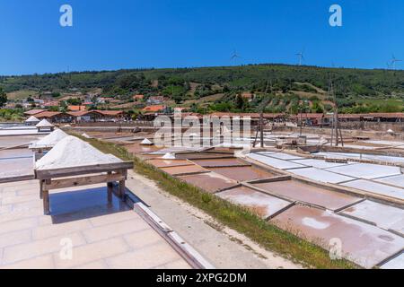 Rio Maior, Portogallo: 7 luglio 2024: Fonte da Bica Salt Flats, alias Salinas de Rio Maior, sistema di compartimenti d'acqua poco profondi e grondaie per sale extra Foto Stock