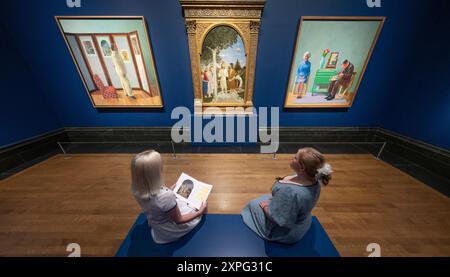 National Gallery, Londra, Regno Unito. 6 agosto 2024. Due capolavori di David Hockney (n 1937) che presentano riproduzioni di il Battesimo di Cristo di Piero della Francesca (circa 1437-45) sono esposti alla Galleria Nazionale accanto al dipinto rinascimentale originale. Questa mostra esplora l'associazione permanente del pittore figurativo David Hockney con la Galleria Nazionale e l'interesse appassionato per la sua collezione in generale e con il pittore italiano del XV secolo Piero della Francesca (1415/20-1492) in particolare. La mostra si svolge dall'8 agosto al 27 ottobre 2024. Credito: Malcolm Park/Alam Foto Stock