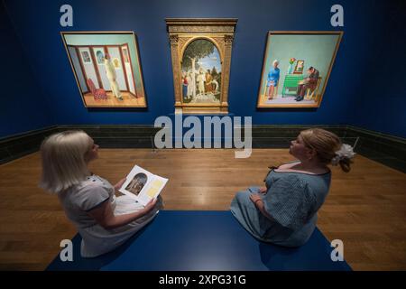 National Gallery, Londra, Regno Unito. 6 agosto 2024. Due capolavori di David Hockney (n 1937) che presentano riproduzioni di il Battesimo di Cristo di Piero della Francesca (circa 1437-45) sono esposti alla Galleria Nazionale accanto al dipinto rinascimentale originale. Questa mostra esplora l'associazione permanente del pittore figurativo David Hockney con la Galleria Nazionale e l'interesse appassionato per la sua collezione in generale e con il pittore italiano del XV secolo Piero della Francesca (1415/20-1492) in particolare. La mostra si svolge dall'8 agosto al 27 ottobre 2024. Credito: Malcolm Park/Alam Foto Stock