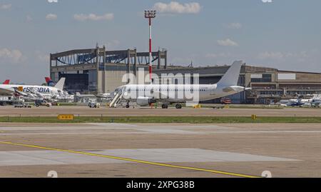 Belgrado, Serbia - 28 maggio 2024: Servizio JAT Tehnika Hangar Air Serbia e un aeromobile senza manutenzione livrea presso l'aeroporto Nikola Tesla Tarmac. Foto Stock