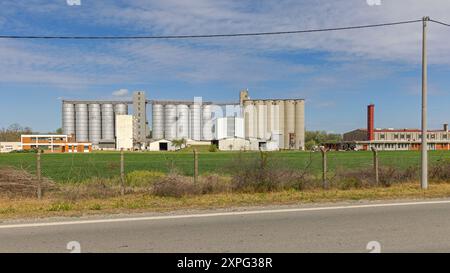 Sabac, Serbia - 4 aprile 2024: Big Grain Silo Storage Agriculture Warehouse Mill Industrial Buildings DPS Klas Group MSC Company Debrc. Foto Stock