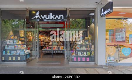 Belgrado, Serbia - 12 giugno 2024: Ingresso alla libreria Big Chain Vulkan Shop presso Boulevard Kralja Aleksandra. Foto Stock