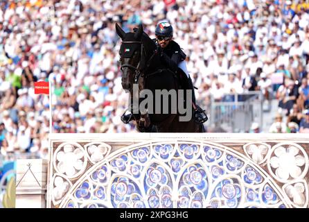 Omar Abdul Aziz al Marzooqi degli Emirati Arabi Uniti a bordo di De la Mure durante la finale individuale di salto all'Château de Versailles, l'undicesimo giorno dei Giochi Olimpici di Parigi del 2024 in Francia. Data foto: Martedì 6 agosto 2024. Foto Stock