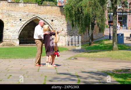 Grand parents e nipoti fuori dal castello di Nottingham, Nottingham, Regno Unito Foto Stock