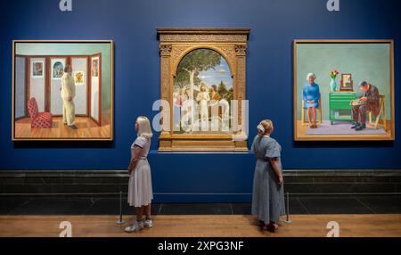 National Gallery, Londra, Regno Unito. 6 agosto 2024. Due capolavori di David Hockney (n 1937) che presentano riproduzioni di il Battesimo di Cristo di Piero della Francesca (circa 1437-45) sono esposti alla Galleria Nazionale accanto al dipinto rinascimentale originale. Questa mostra esplora l'associazione permanente del pittore figurativo David Hockney con la Galleria Nazionale e l'interesse appassionato per la sua collezione in generale e con il pittore italiano del XV secolo Piero della Francesca (1415/20-1492) in particolare. La mostra si svolge dall'8 agosto al 27 ottobre 2024. Credito: Malcolm Park/Alam Foto Stock