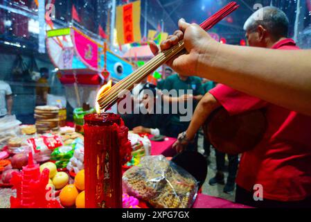 Hungry Ghost MALAYSIA KUALA LUMPUR 6/8/2024 il Festival Hungry Ghost in Malesia si chiama Ullambana o YuLanPen . Si svolge nel settimo mese del calendario lunare, con offerte bruciate che includono spettacoli dal vivo di strada una vista comune in tutto il paese. La cerimonia d'offerta includeva il culto degli antenati, donare cibo, bruciare soldi di carta dell'inferno e rendere omaggio agli spiriti ancestrali.H.BERBAR Foto Stock