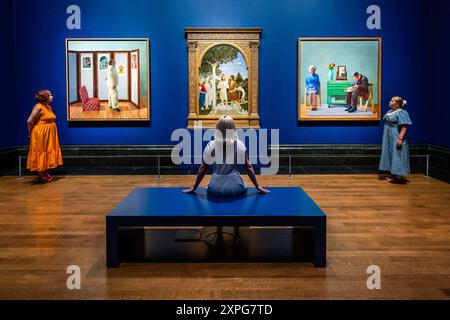 Londra, Regno Unito. 6 agosto 2024. Hockney e Piero: Uno sguardo più lungo alla National Gallery, Londra. Due capolavori (i miei genitori (1977 - R) e Looking at Pictures on a Screen (1977 - L)) di David Hockney che presentano riproduzioni del Battesimo di Cristo di Piero della Francesca (probabilmente circa 1437-45) sono esposti accanto all'originale dipinto rinascimentale dall'8 agosto al 27 ottobre 2024. Crediti: Guy Bell/Alamy Live News Foto Stock