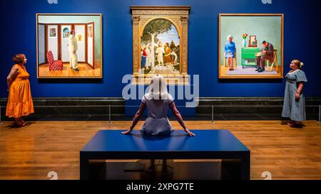 Londra, Regno Unito. 6 agosto 2024. Hockney e Piero: Uno sguardo più lungo alla National Gallery, Londra. Due capolavori (i miei genitori (1977 - R) e Looking at Pictures on a Screen (1977 - L)) di David Hockney che presentano riproduzioni del Battesimo di Cristo di Piero della Francesca (probabilmente circa 1437-45) sono esposti accanto all'originale dipinto rinascimentale dall'8 agosto al 27 ottobre 2024. Crediti: Guy Bell/Alamy Live News Foto Stock